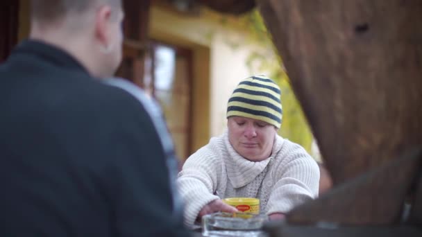 Behinderter im Gespräch mit einem Freund auf der Straße. — Stockvideo