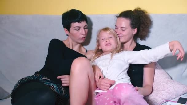 Duas lésbicas se abraçam com sua filha . — Vídeo de Stock