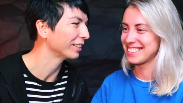 Porträtt av två lesbiska. En tjej med mörkt hår, den andra tjejen är blond. — Stockvideo
