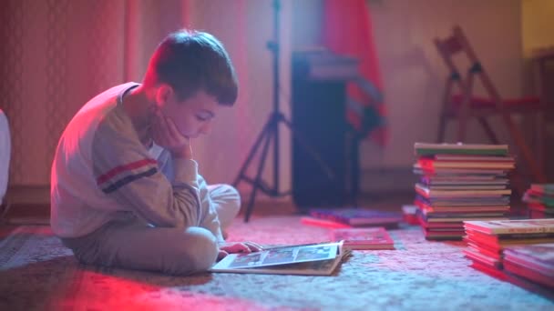 Enfant lit des livres avant d'aller au lit — Video