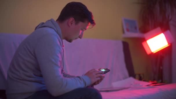 Чоловік пише повідомлення в месенджері смартфона на вечірці клубу — стокове відео