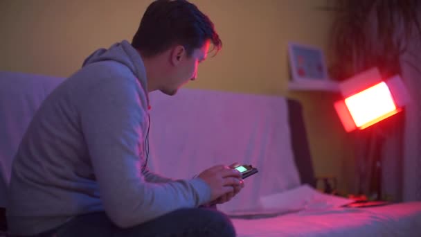 Gars lit un message depuis un smartphone la nuit, regrette, écrit une réponse — Video