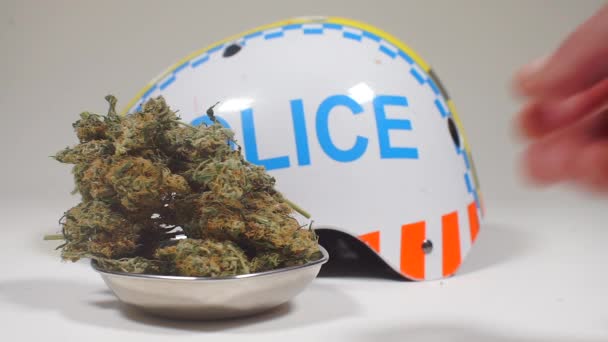 Cannabisknoppen tegenover de inscriptie politie — Stockvideo