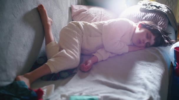 Bebé niño duerme en la habitación de los niños en casa . — Vídeo de stock