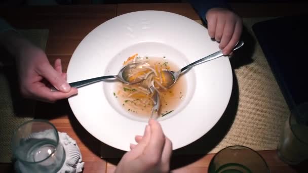 Tre cucchiai si trovano su una ciotola di zuppa . — Video Stock
