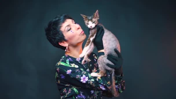 Ragazza attrice che parla con un gatto a una performance in un nightclub . — Video Stock