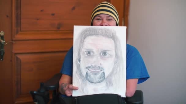 Engelli bir adam elinde kardeşinin portresini tutuyor.. — Stok video