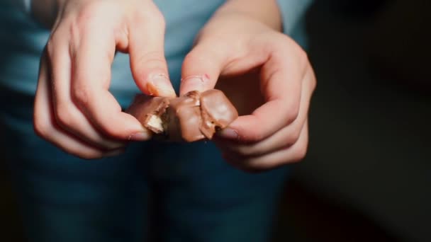 Primo piano di mani che incrinano una barra di cioccolato . — Video Stock