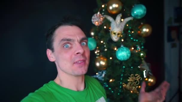 El tipo hace un video blog cerca del árbol de Año Nuevo . — Vídeos de Stock