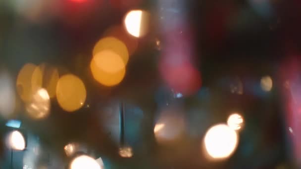 Der Bokeh-Effekt eines festlichen Hintergrunds aus der Bewegung von Glühbirnen in einem Block. — Stockvideo