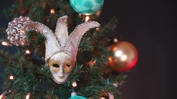 Primer plano de una máscara en un árbol de Navidad en una fiesta . — Vídeos de Stock