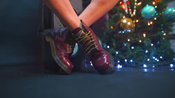 Close-up van vrouwelijke benen in hoge laarzen bij de zuil aan de vooravond van de club — Stockvideo