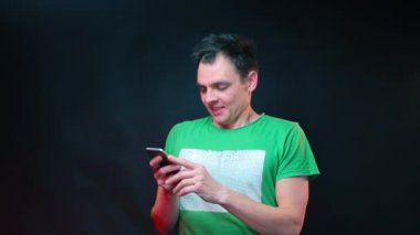 Adamın biri tuvalette akıllı telefon kullanıyor..