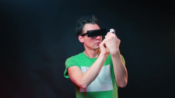 Un cyborg con gli occhiali esamina la fotocamera . — Video Stock