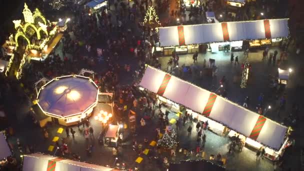 Stadsmarkt in de avond. Er zijn ruilplaatsen, mensen kopen landbouwgoederen.. — Stockvideo