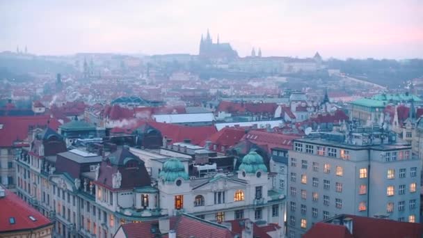 Άποψη της παλιάς πόλης της Πράγας κατά την ανατολή. — Αρχείο Βίντεο