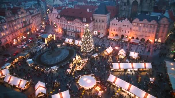 Top uitzicht op de kerstmarkt in de oude stad in de avond. — Stockvideo