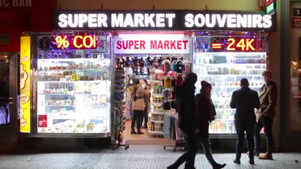 Turistický supermarket v centru města. — Stock video