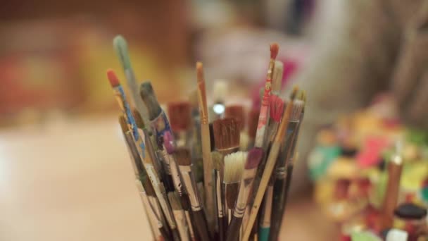 Close-up of brushes for painting in the artist workshop. — Stock Video
