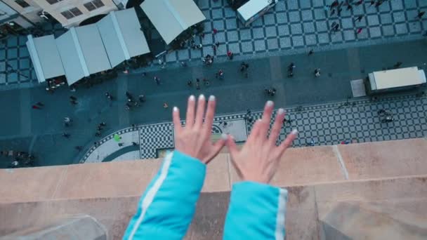 街を背景に青いジャケットを着た少女の手のクローズアップ — ストック動画