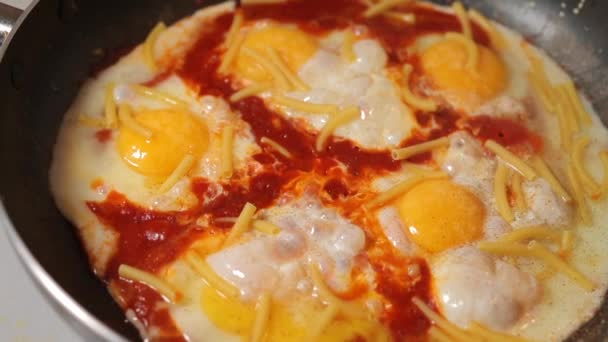 Primer plano de los alimentos para cocinar, huevos fritos con pasta de tomate . — Vídeo de stock