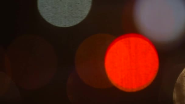 Primer plano de las manchas de luz en el efecto bokeh por la noche . — Vídeos de Stock