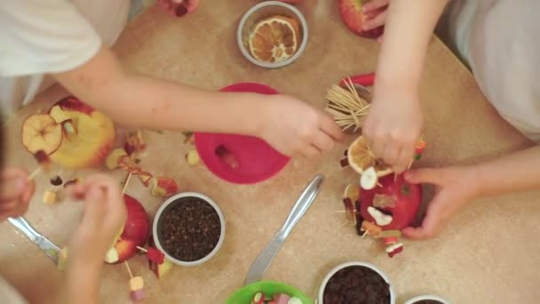 Vue de dessus sur la table avec les mains des enfants . — Video