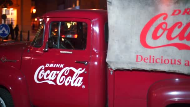 En röd bil står parkerad på gatan bredvid restaurangen. — Stockvideo