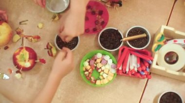 Diy oyuncakları yapan çocukların ellerinin yakın çekimi.