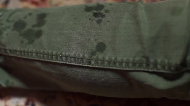 Close-up de tecido absorvente líquido gota . — Vídeo de Stock