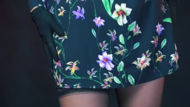 Dívka narovnává šaty před rande. — Stock video