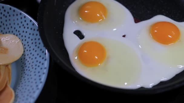 Különböző reggeli ételek közelsége a hotelben — Stock videók