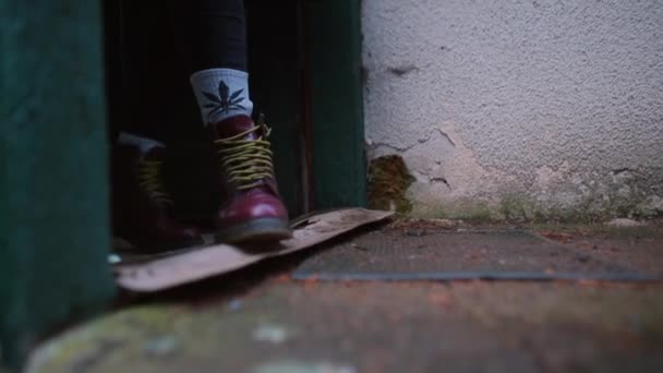 Detailní záběr dveří, ze kterých vylézají nohy v botách a vejdou dovnitř.. — Stock video