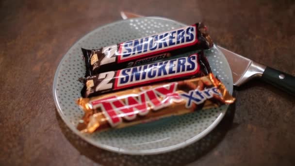 Μοντέρνα σοκολάτα μπαρ βρίσκονται σε ένα πιάτο για πρωινό στο σχολείο. — Αρχείο Βίντεο