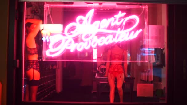 夜のお店の窓の眺め。ショーケースはピンクで強調表示されます. — ストック動画