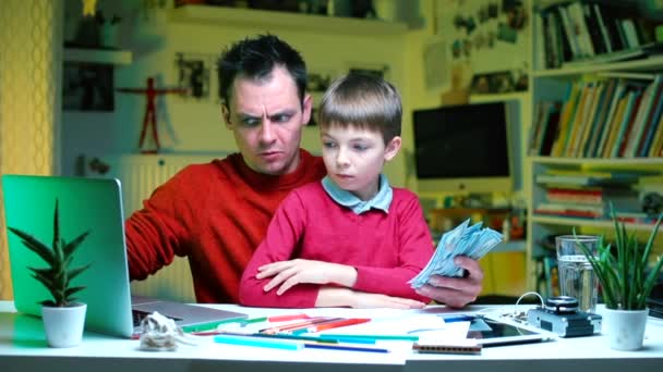 Een emotionele leraar vertelt de student financiële wetenschappen. — Stockvideo