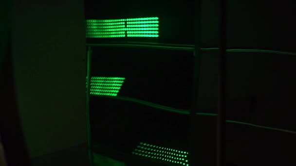 Fondo hecho del movimiento de rayas verdes de luz sobre fondo negro . — Vídeos de Stock