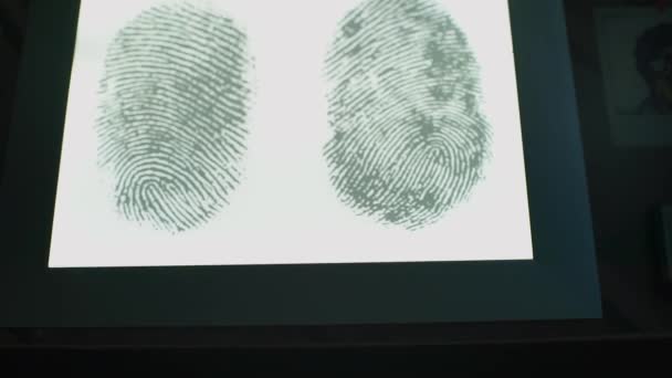 Fechar uma impressão digital de um criminoso num laboratório forense . — Vídeo de Stock