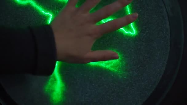 Close-up van een hand op een elektrische schijf. — Stockvideo