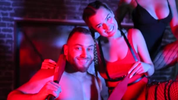 Sexy acteurs poseren in rood licht — Stockvideo