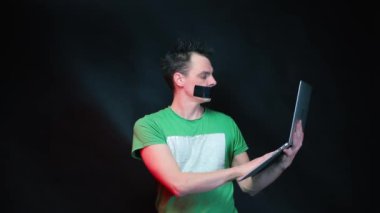 Dizüstü bilgisayarda yazan mühürlü teyp programcısı