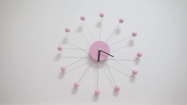 Reloj de pared rosa sobre fondo blanco — Vídeo de stock