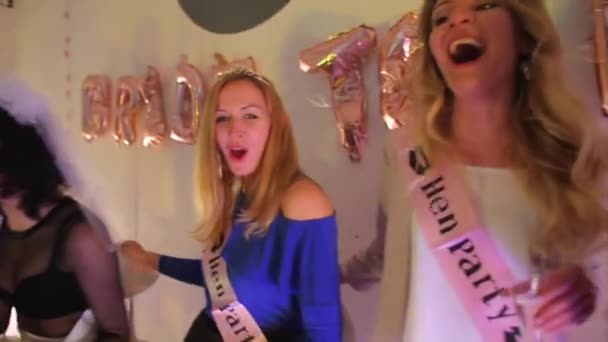 Zes gelukkige meisjes schreeuwen op een club feest, drinken alcohol — Stockvideo