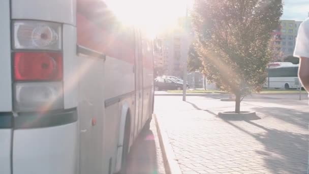 Skolpojke rider en gyroscooter nära bussen — Stockvideo