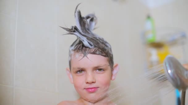 Kinder, seifig, stylischer Mohawk aus Haaren — Stockvideo