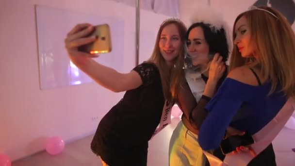 Tre tjejer tar en selfie på en klubbfest — Stockvideo