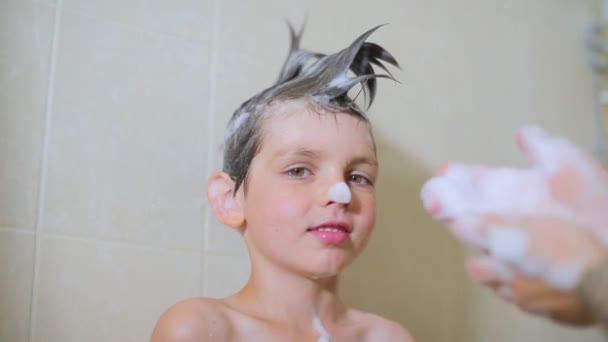 Dítě v mýdlovém šamponu úsměvy — Stock video