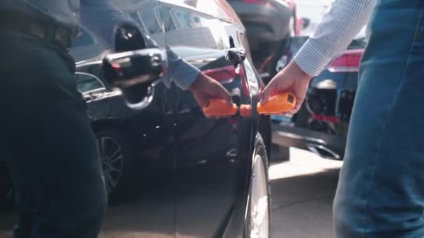 Homme vérifie l'épaisseur de peinture de voiture — Video