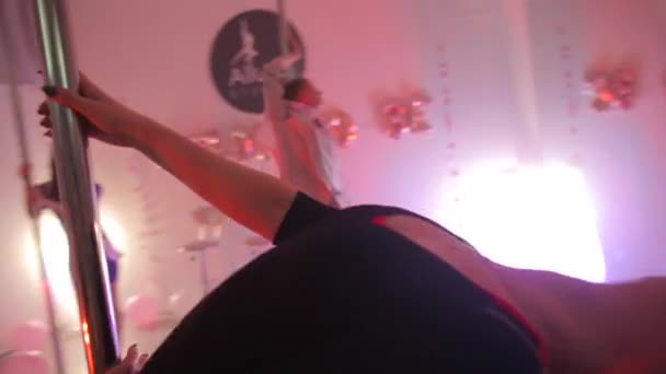 Fille professeur montre danse mouvement du pied — Video