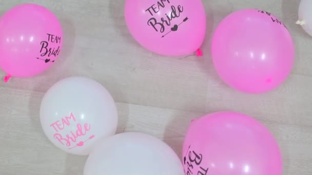 Many pink balls with the inscription team bride on the party — Stock Video